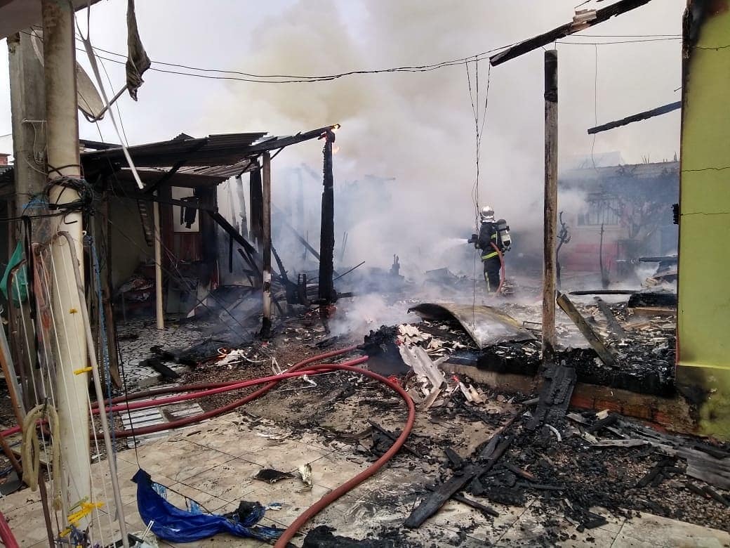 Família fica ferida durante incêndio em Piraquara: fogo começou enquanto dormiam