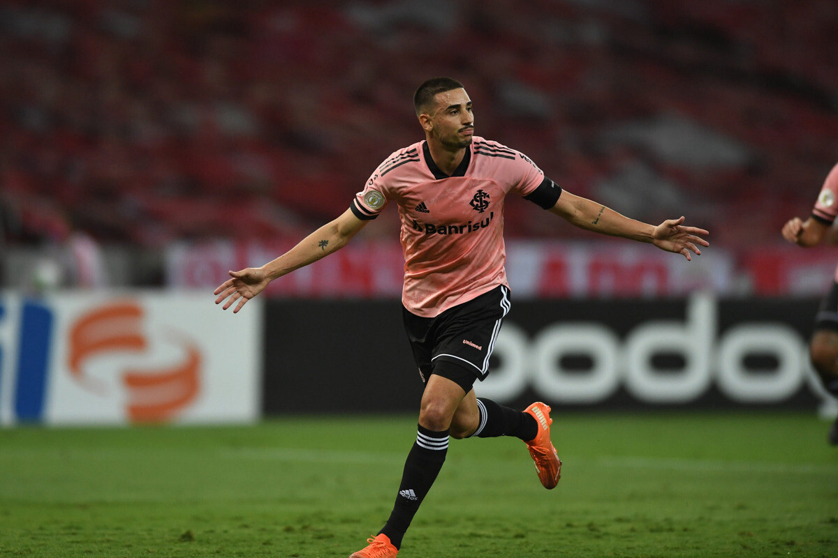 Internacional vence o Vasco e divide liderança da Série A com o Flamengo; veja os gols