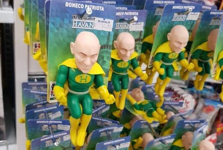 Dono da Havan vira super-herói em boneco vendido pela rede de lojas