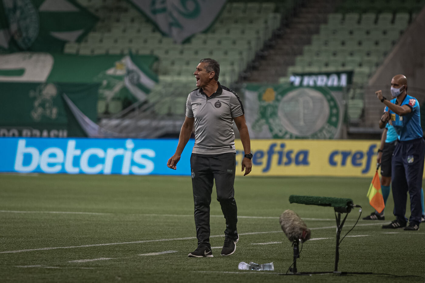 Jorginho pede foco e descarta euforia no Coritiba após vitória sobre o Palmeiras