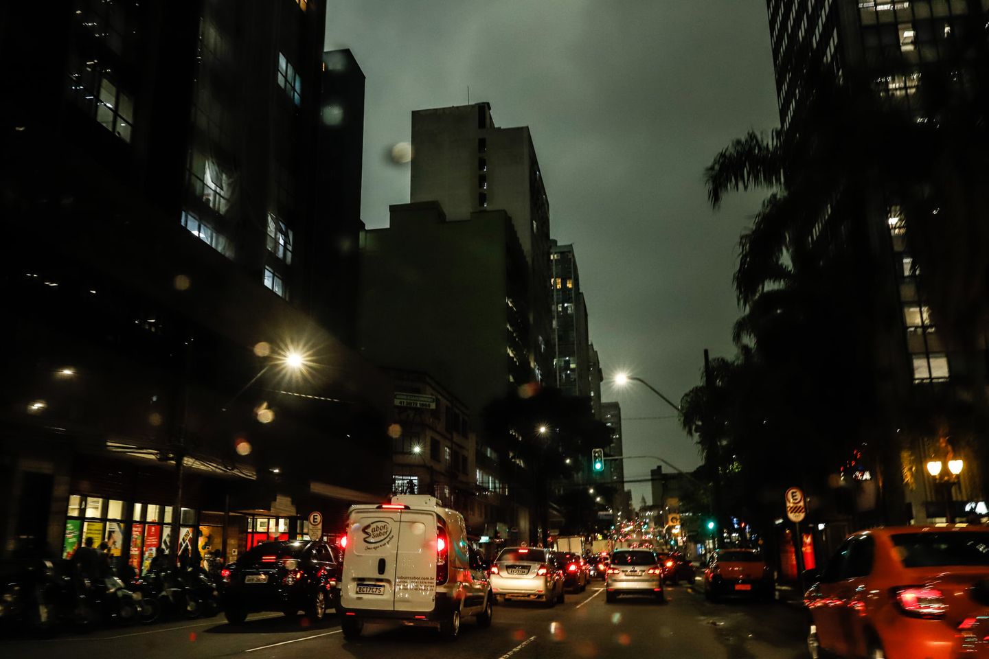 Céu escurece e dia vira noite em Curitiba na manhã desta quinta-feira (8)