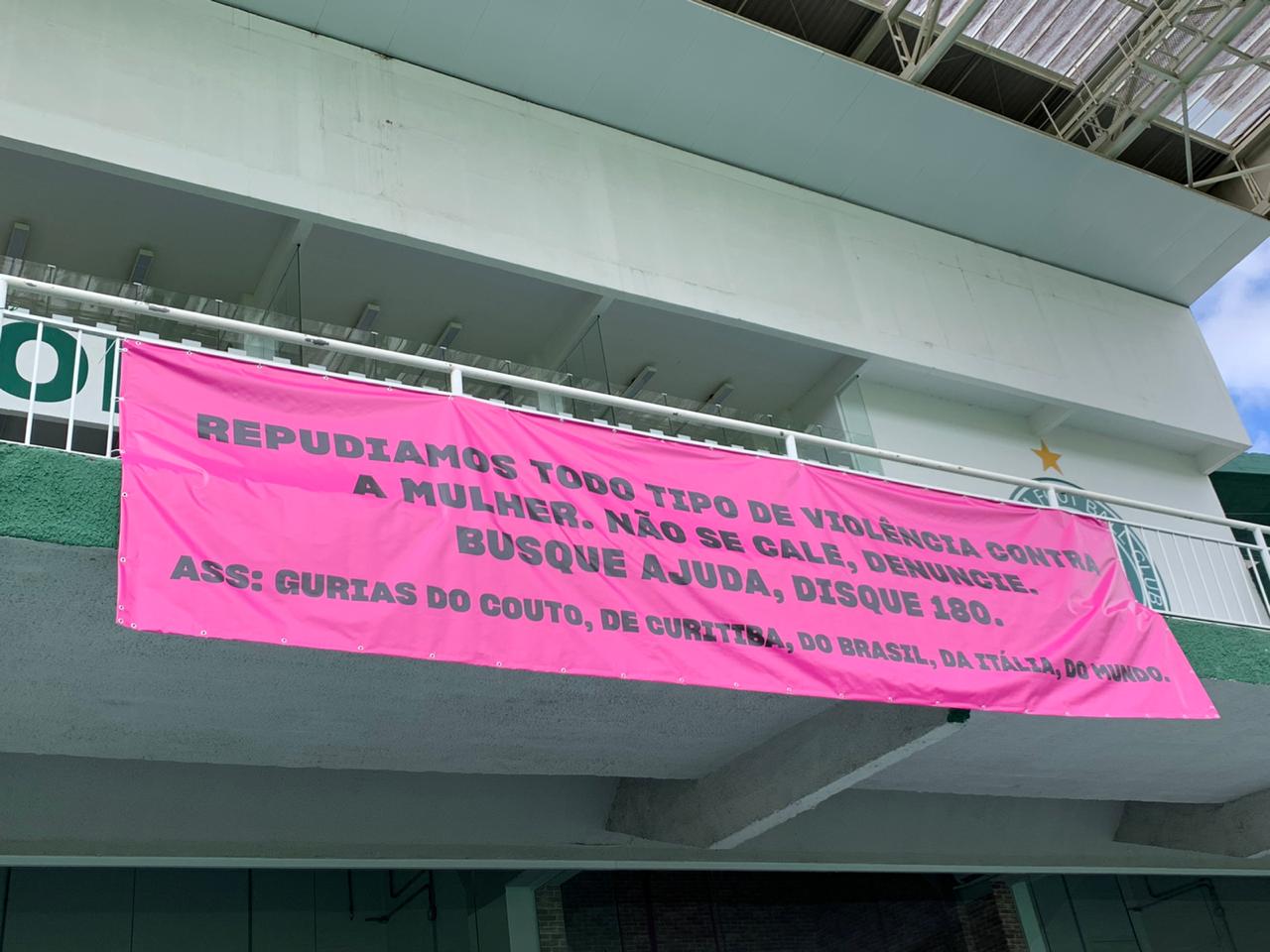 Torcida feminina do Coritiba estende faixa de protesto antes do jogo contra o Santos