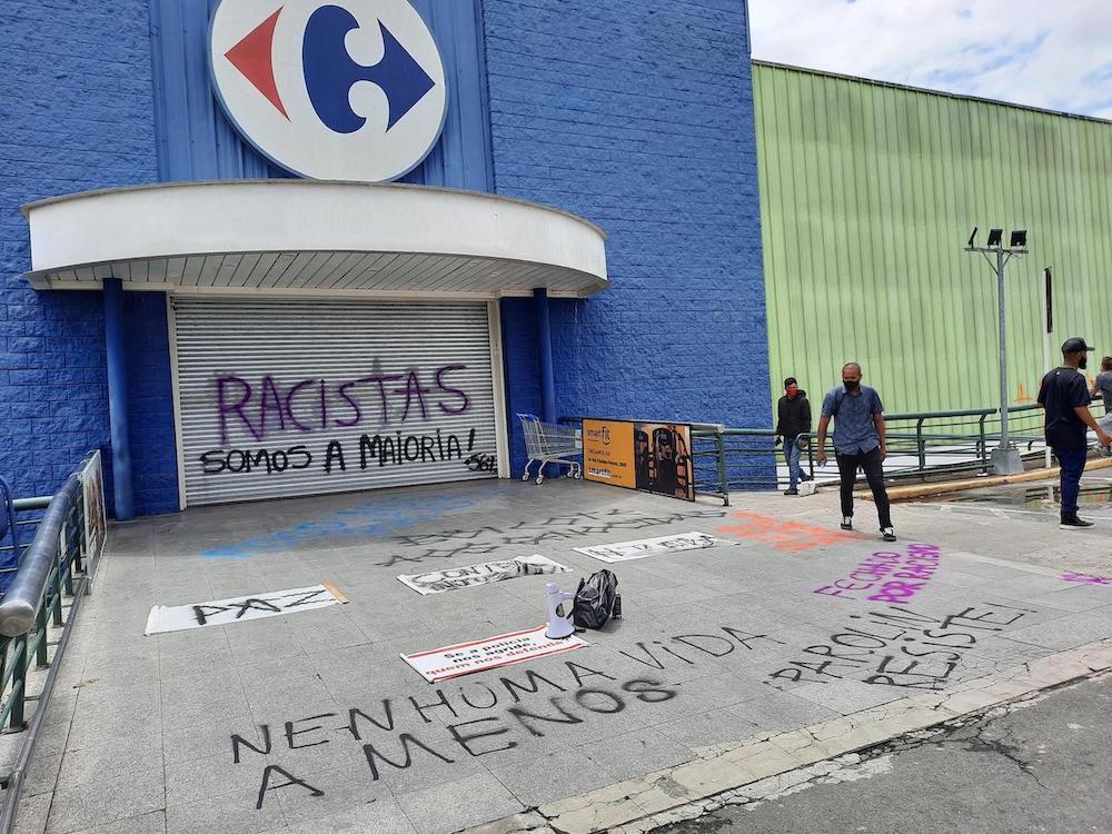 Manifestantes fecham rua em frente ao Carrefour em novo protesto contra racismo em Curitiba