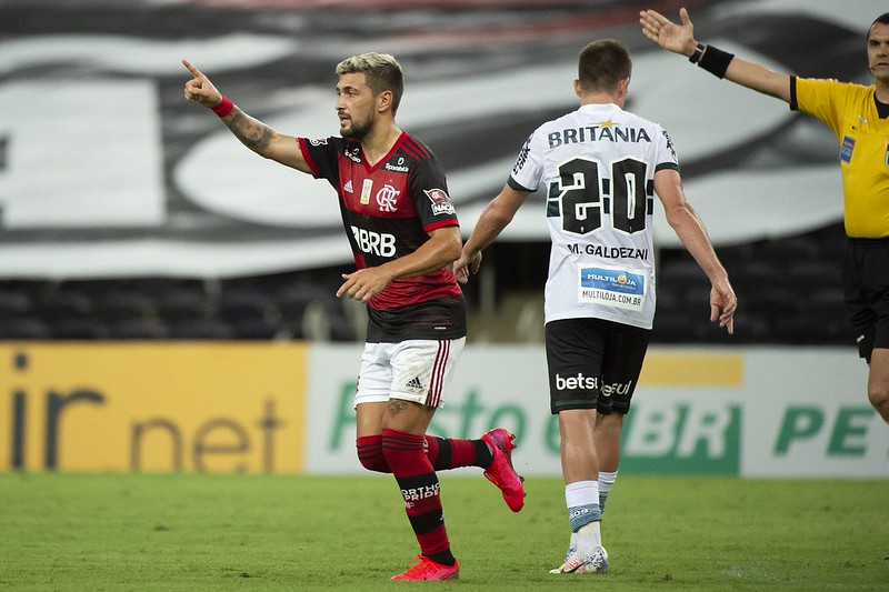 Coritiba perde do Flamengo e se afunda na zona de rebaixamento