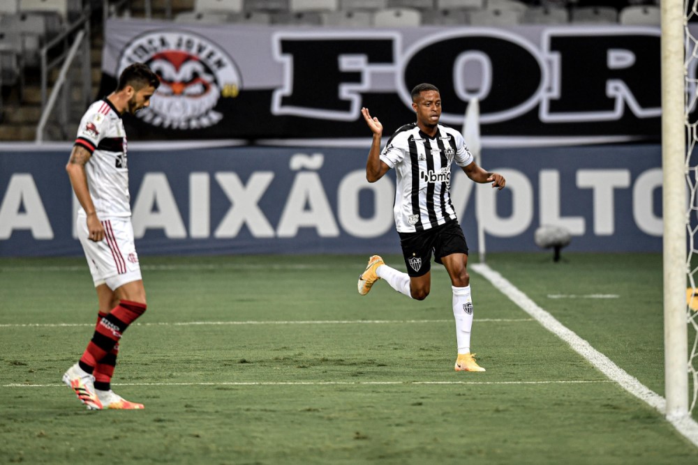 Atlético Mineiro vence Flamengo e cola na liderança do Brasileiro
