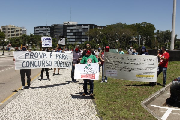 Professores de escolas estaduais protestam na frente do Palácio Iguaçu