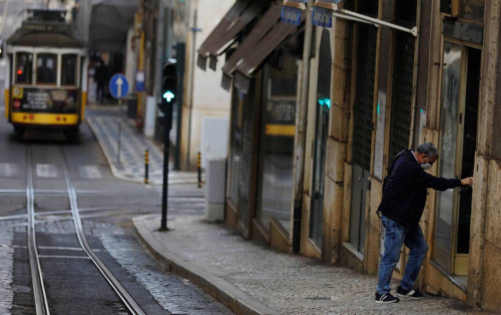 Em estado de emergência pela covid-19, Portugal impõe toque de recolher
