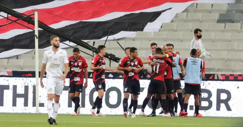 Athletico-PR vence Santos e encosta no G-6 do Campeonato Brasileiro