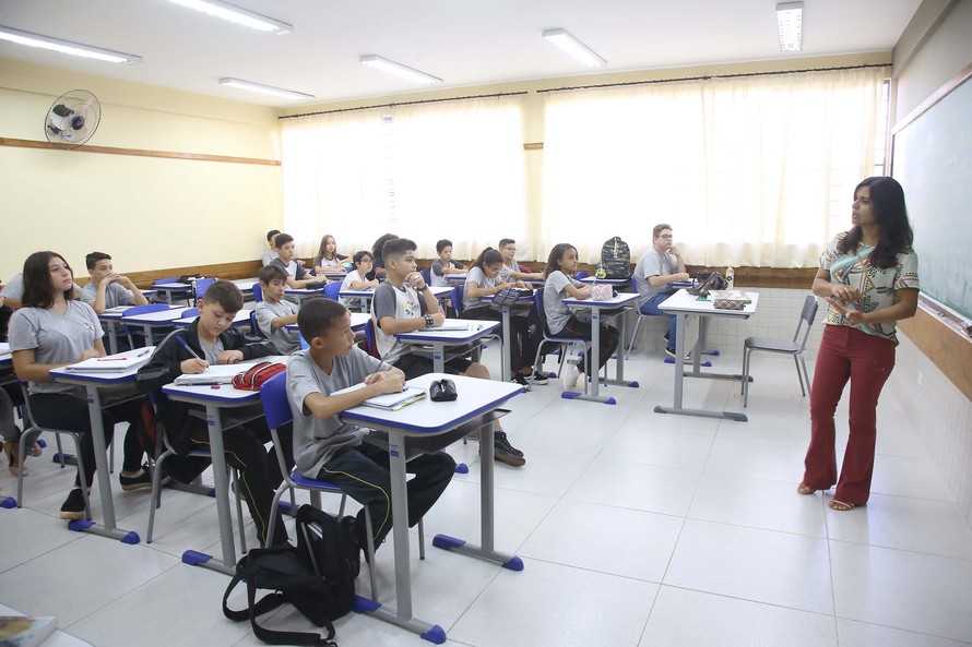Governo do Paraná autoriza volta das aulas em escolas e universidades
