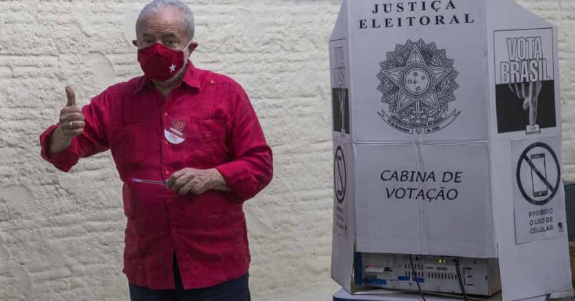 Lula vota e fala de Ciro