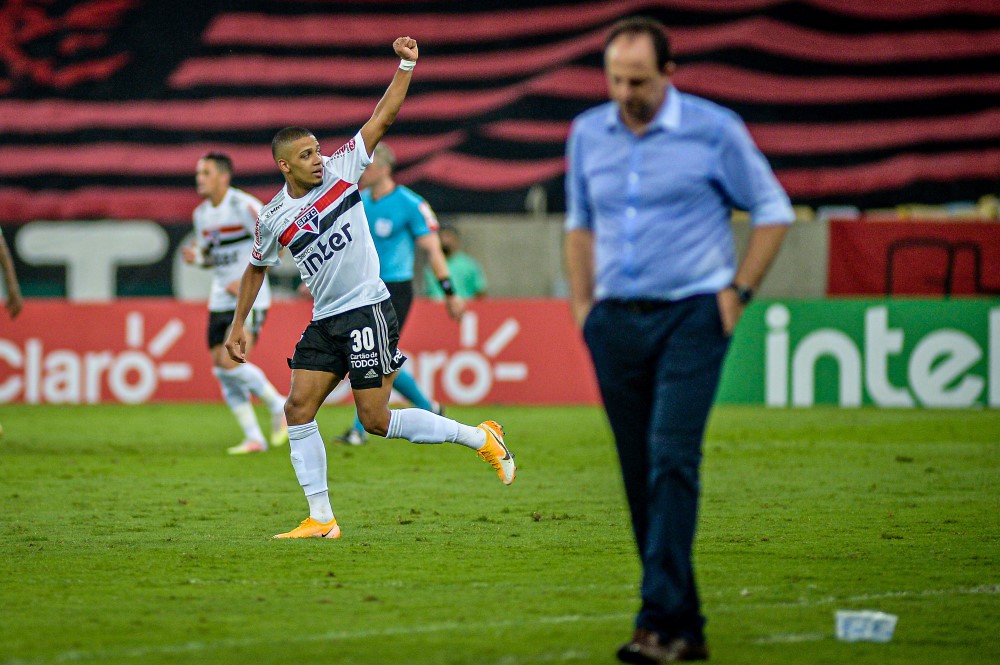 São Paulo vence Flamengo com gols de Brenner na estreia de Rogério Ceni