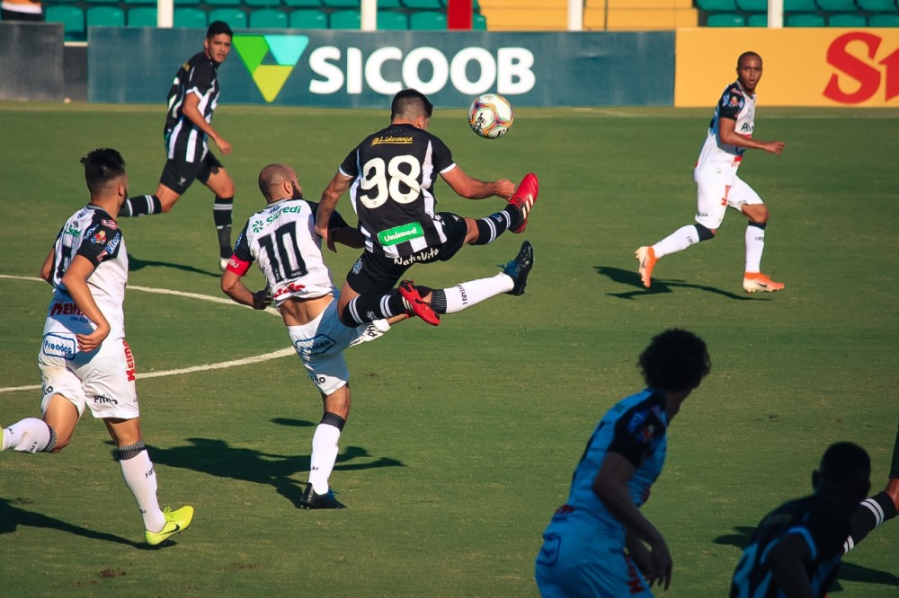 Operário vence Figueirense com gol contra e se afasta da zona de rebaixamento