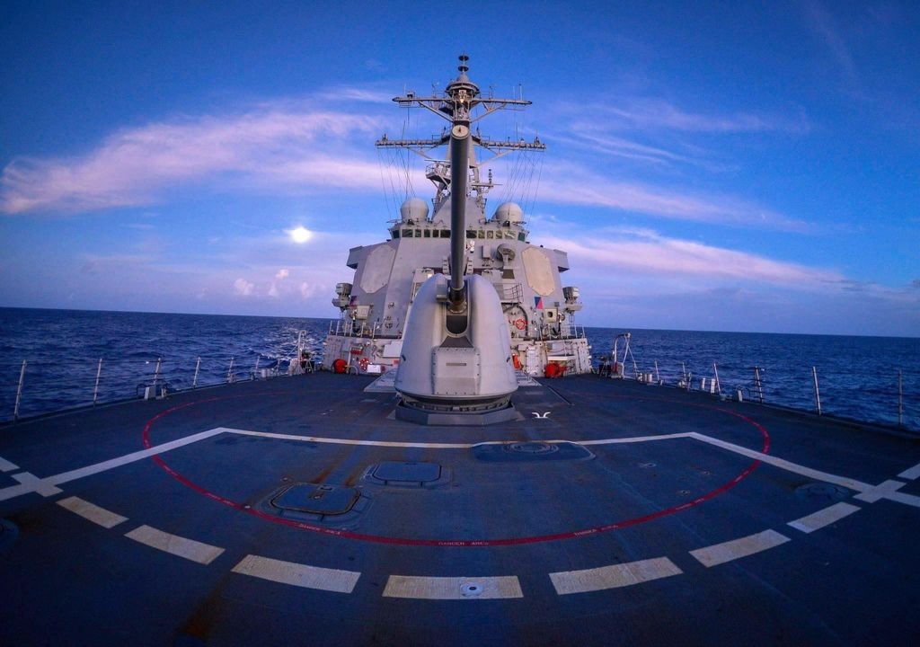 Navio de guerra russo ameaça atingir destróier americano no Pacífico