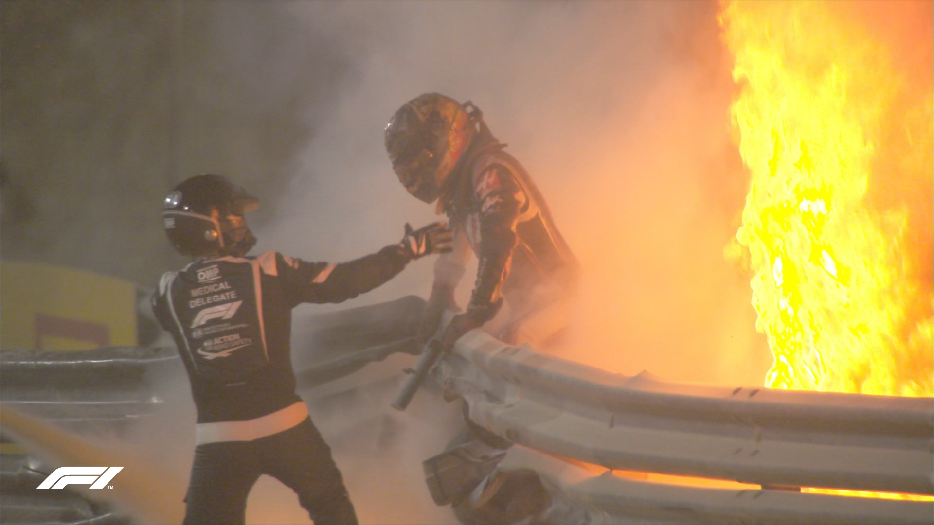 Carro pega fogo em acidente impressionante na F1, e Grosjean é atendido