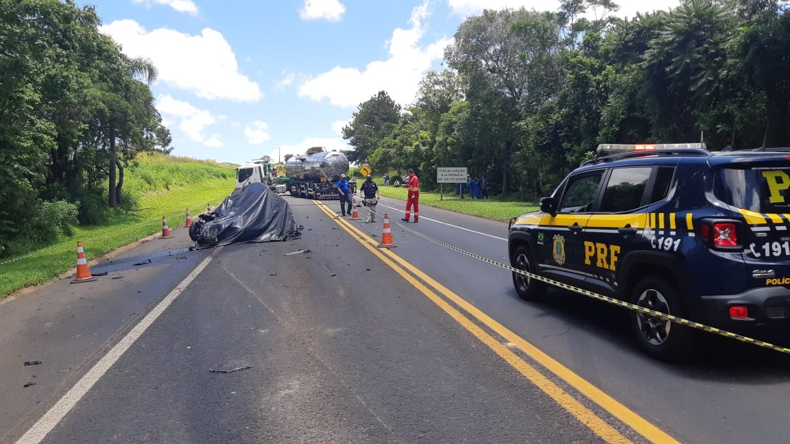Acidente na BR-277: mulher morre após batida frontal entre carro e caminhão