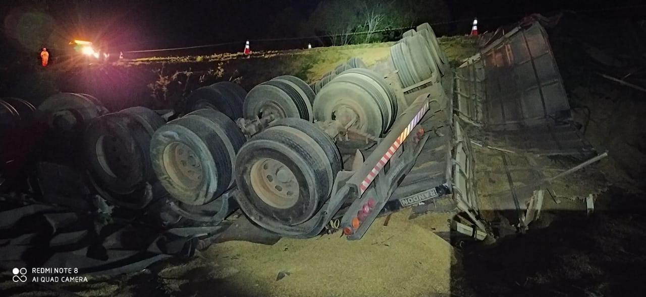 Acidente na BR-373: motorista de caminhão morre durante colisão com carro