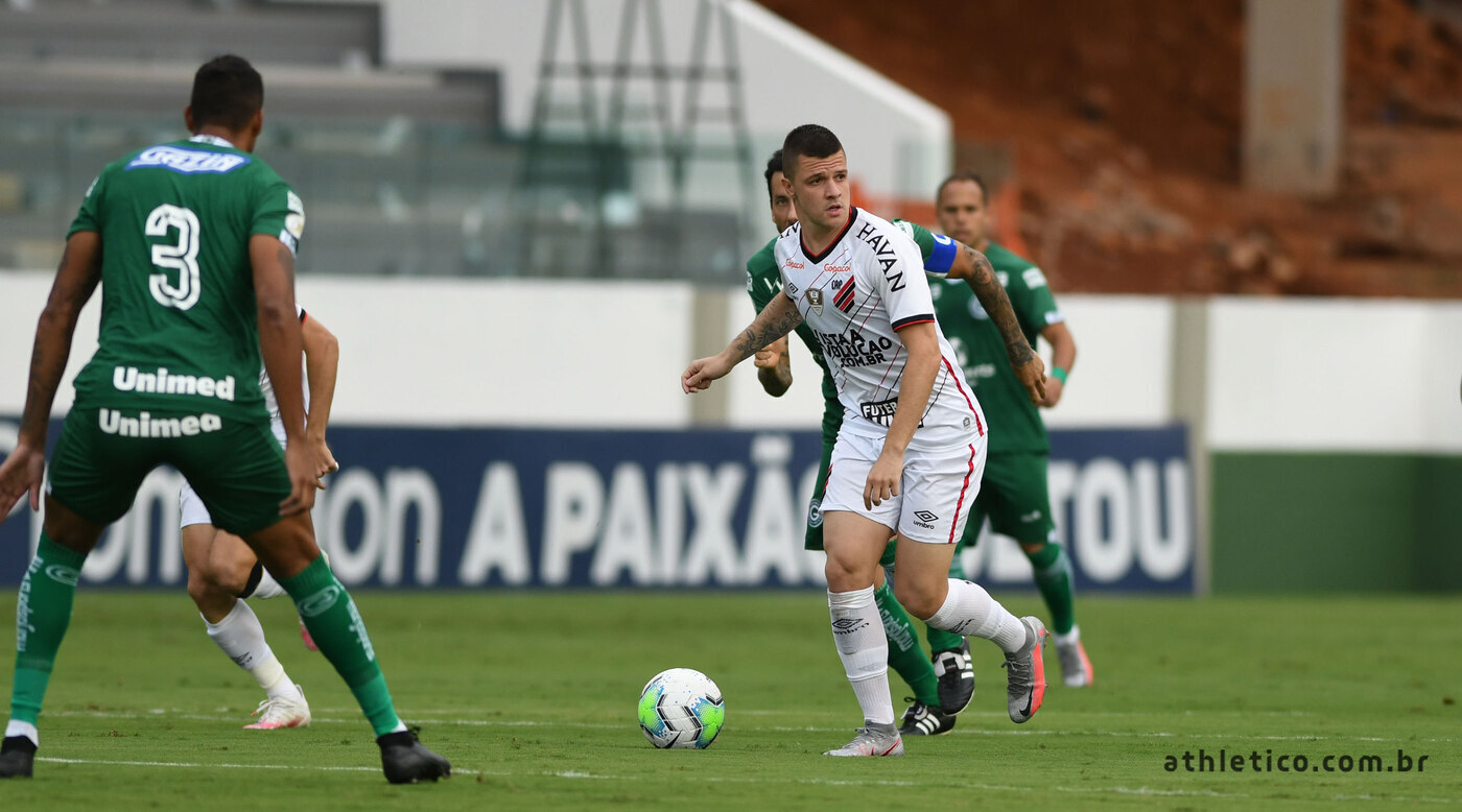 Athletico vence o Goiás fora de casa e sai da zona de rebaixamento do Brasileirão