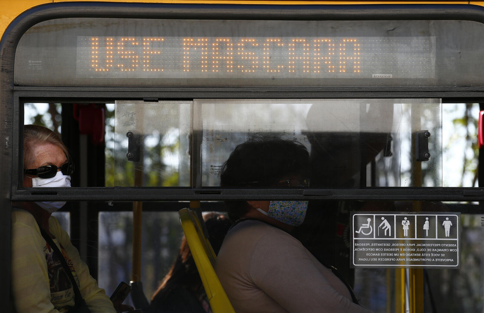 Mulheres em ônibus de Curitiba durante pandemia de covid-19. (Foto: Hedeson Alves/Folhapress)