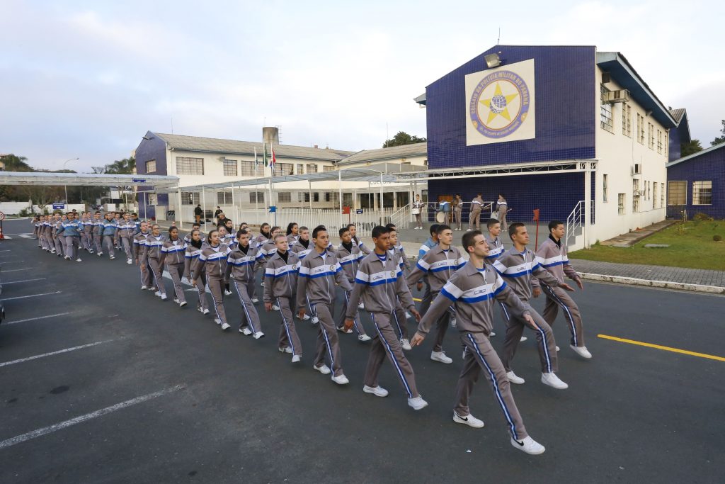 De 197, apenas 53 colégios estão no formato cívico-militar no Paraná; deputado questiona funcionamento