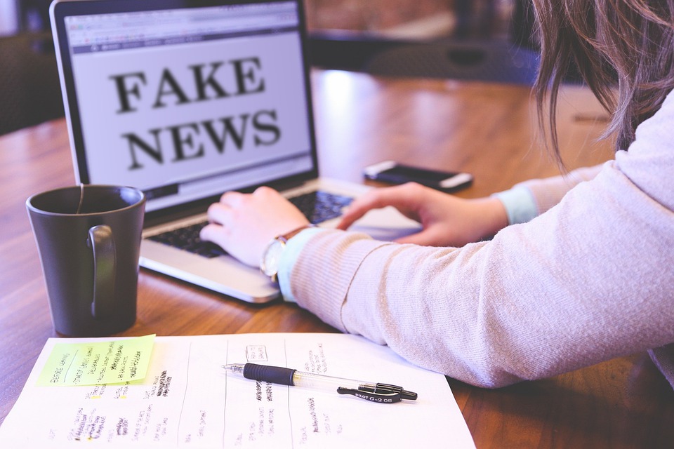 Três maneiras de usar a Educação Midiática para combater fake news