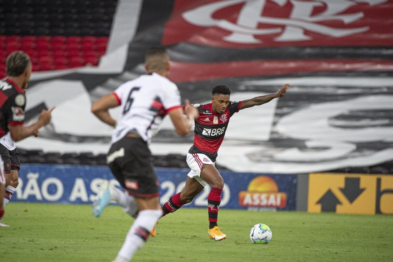 Flamengo empata com Atlético-GO e perde chance de colar no líder Atlético-MG