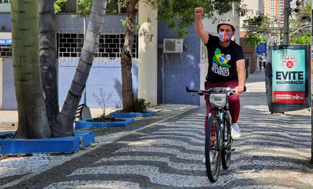 Goura vai votar de bicicleta e diz que espera pesquisa das urnas