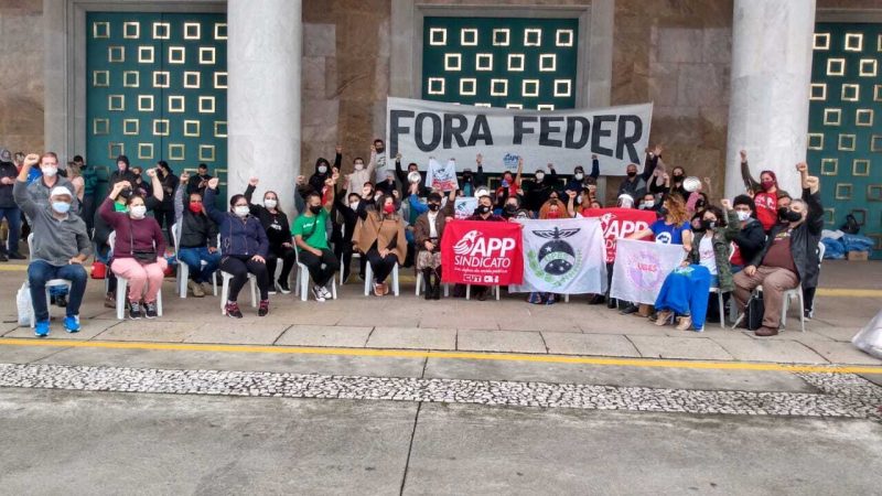Após desocupar prédio da Alep, professores iniciam greve de fome em frente ao Palácio
