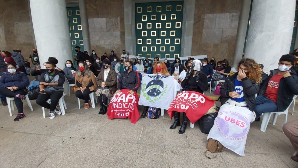 Servidores da educação entram no quinto dia de greve de fome em Curitiba