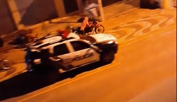 Homem é flagrado furtando motocicleta em frente à delegacia da Grande Curitiba; vídeo