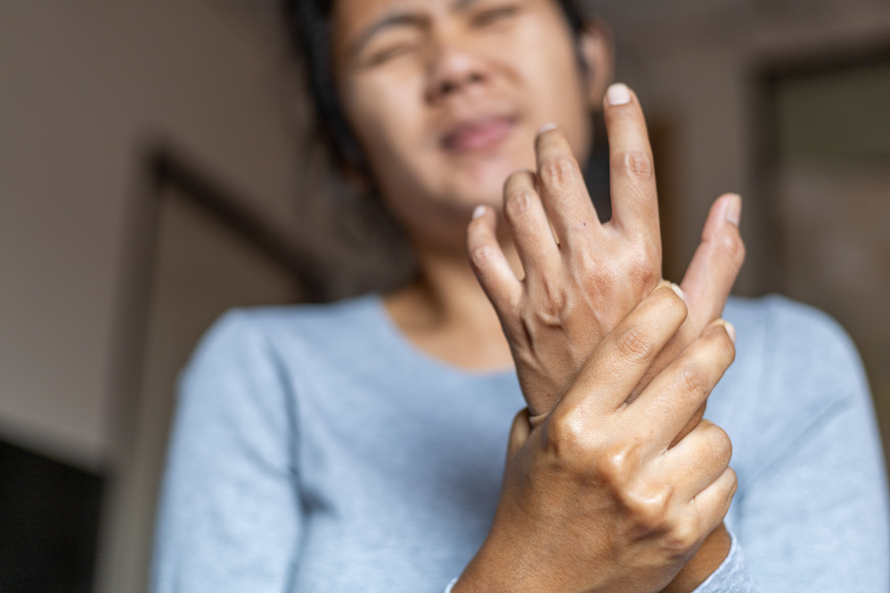 Você sabia que reumatismo é o nome dado a mais de 100 doenças e que não acomete apenas pessoas idosas?