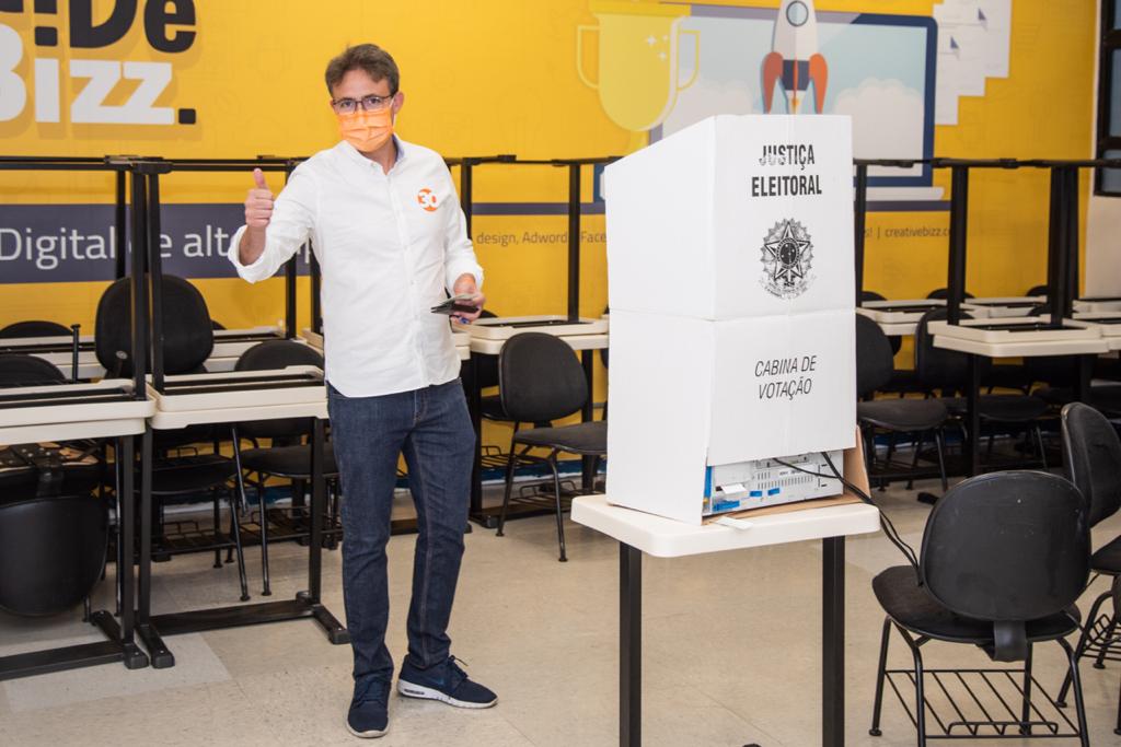 João Guilherme vota e afirma que acredita em segundo turno