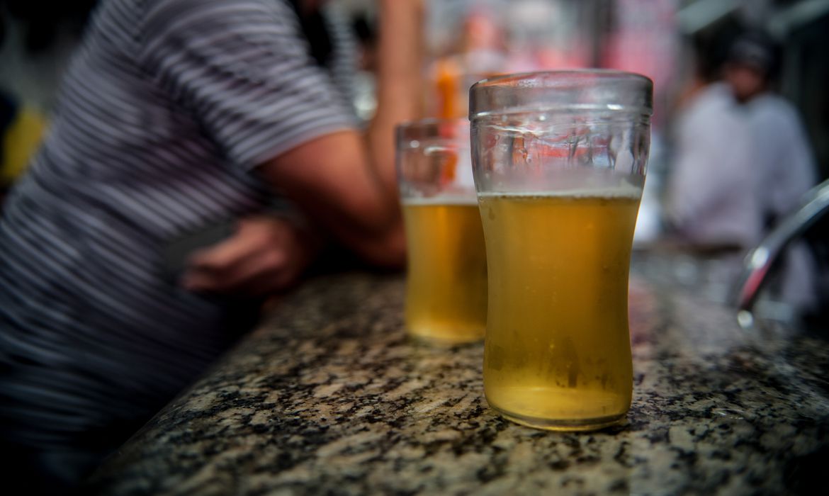 Sete em cada 10 adolescentes do Paraná consumiram bebidas alcoólicas, diz IBGE