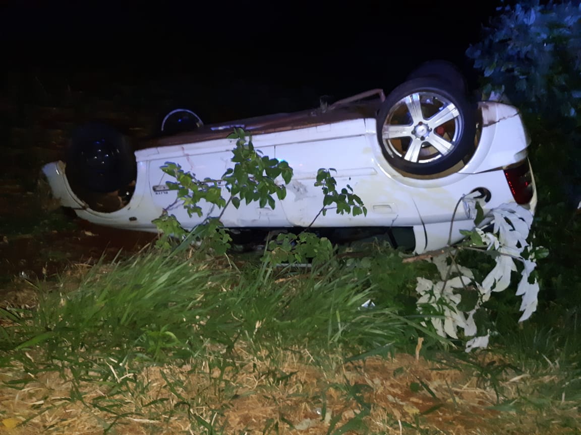 Motorista morre e passageiros fogem após carro capotar na BR-369, em Ubiratã