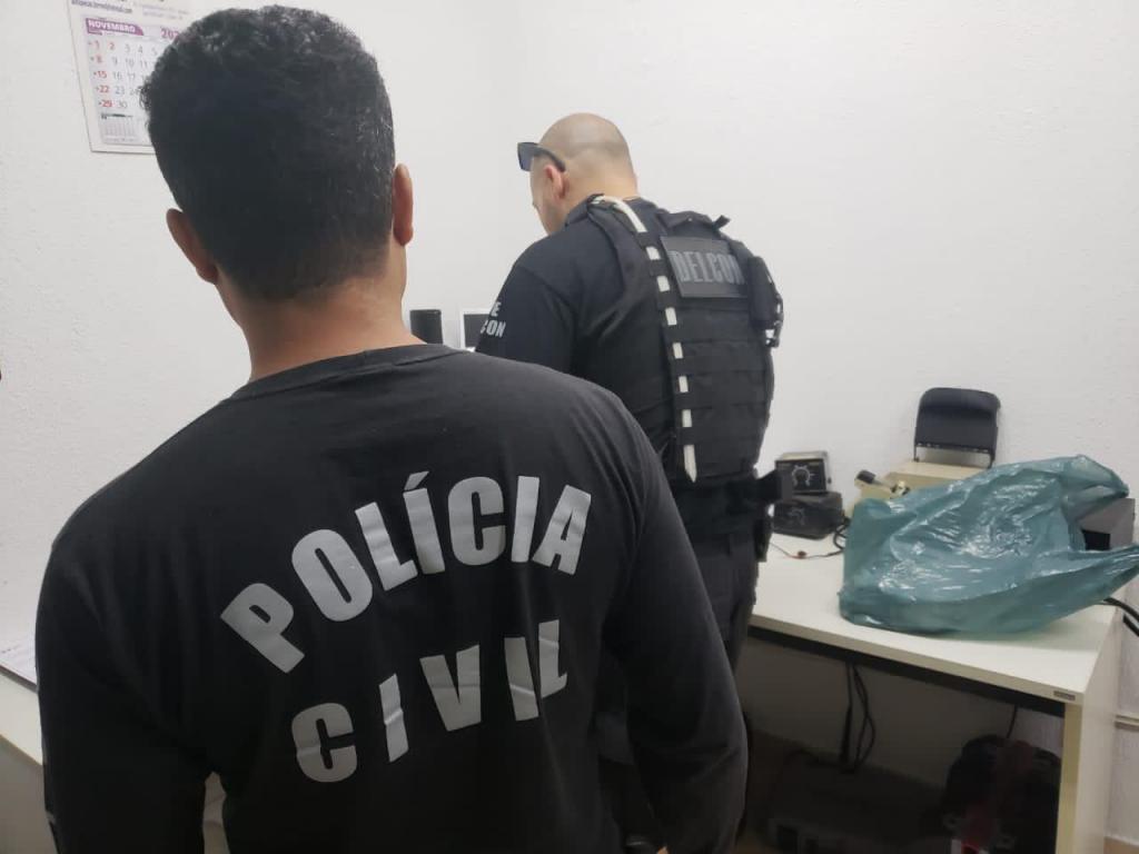 APCPR deflagrou uma operação contra uma organização criminosa investigada por desenvolver e comercializar softwares para adulterar quilometragem de veículos em Curitiba, Região Metropolitana e Goiânia