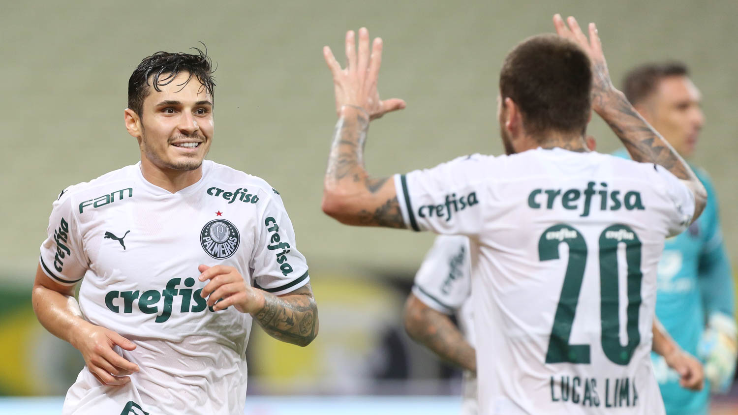 Raphael Veiga, destaque do Palmeiras nos últimos jogos, está com covid-19.