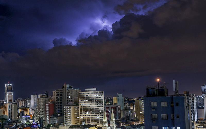 Curitiba registra falta de energia com forte chuva na noite desta sexta