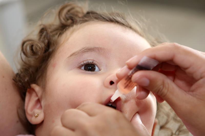 Mutirão contra pólio terá pontos em sistema drive-thru neste sábado (21), em Curitiba