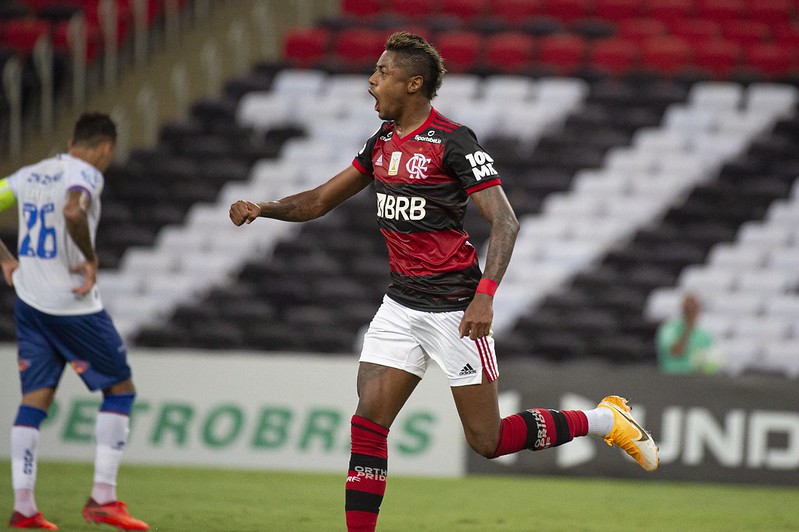 Flamengo busca virada contra Bahia com dez em campo no Maracanã