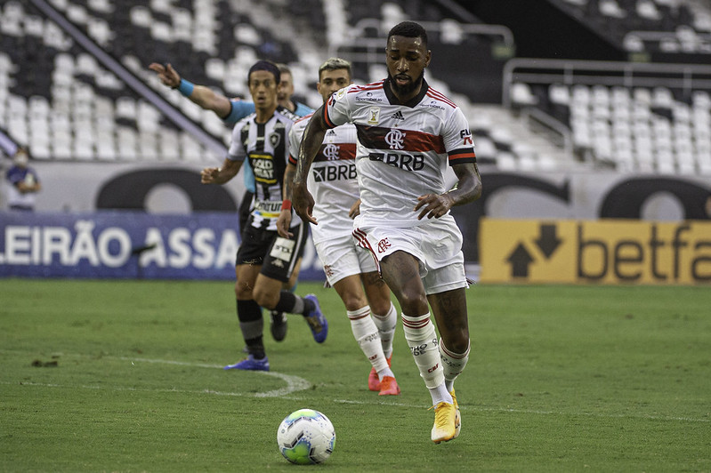 Flamengo vence Botafogo e encosta na briga pelo título brasileiro