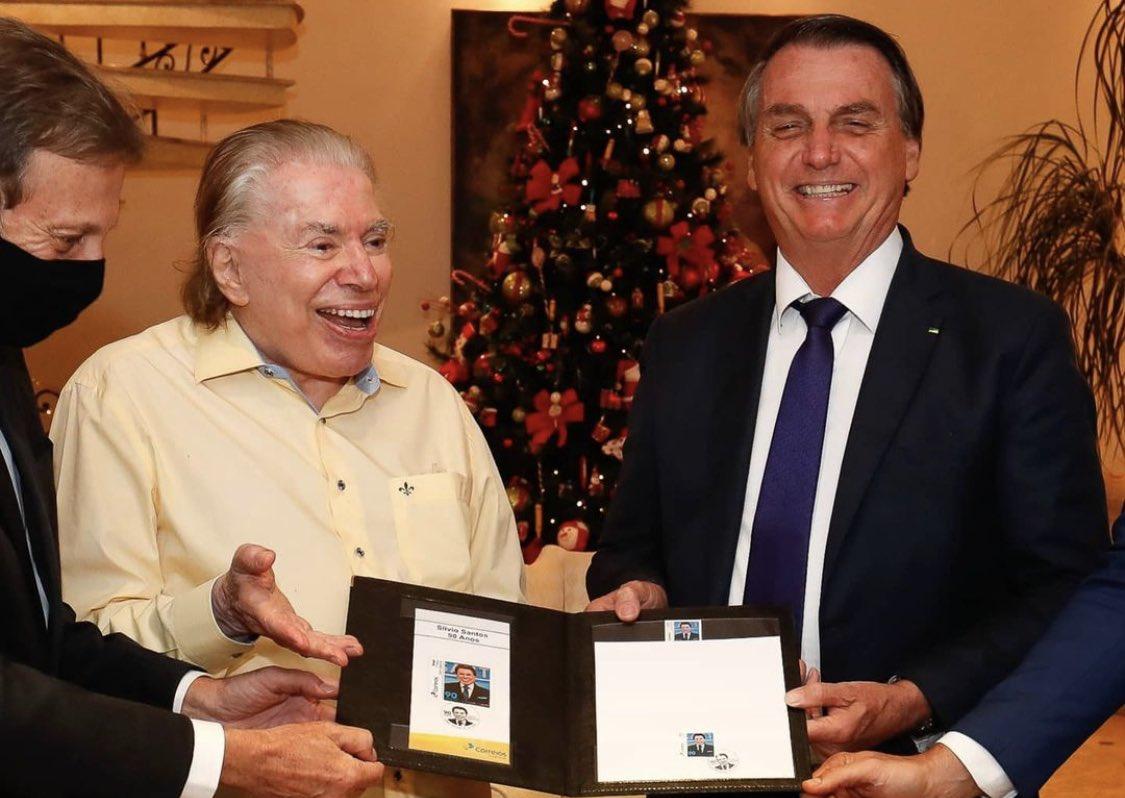 Sem máscara, Bolsonaro encontra Silvio Santos, de 90 anos, e é alvo de críticas