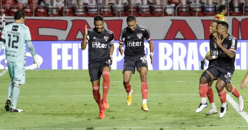 São Paulo vence Botafogo e amplia vantagem na liderança do Brasileiro