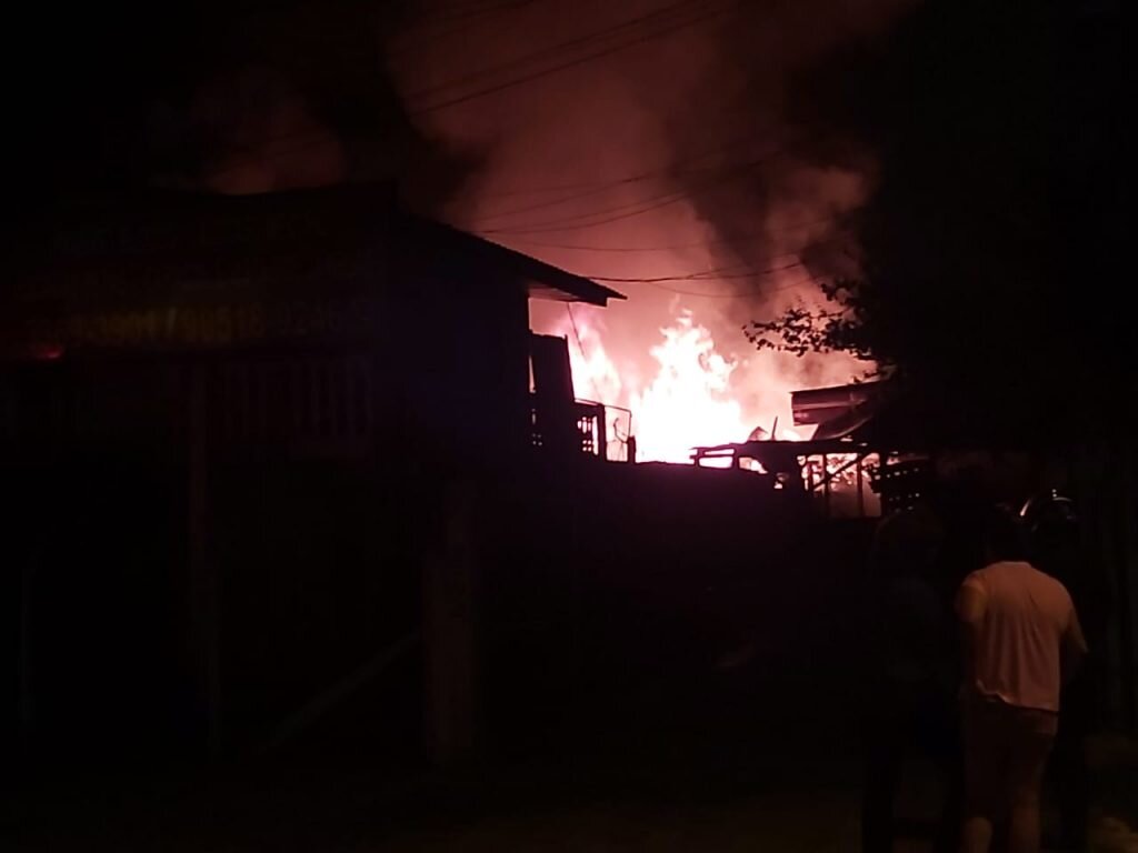 Incêndio destrói barracão às margens da BR-277, em Curitiba
