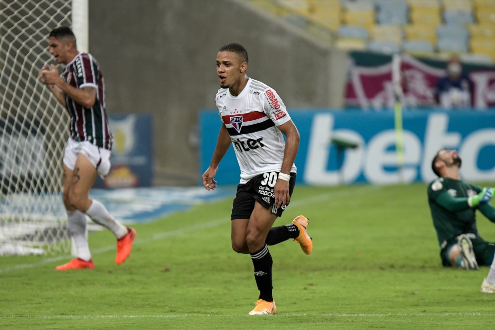 São Paulo vence Fluminense e mantém sete pontos de vantagem na liderança