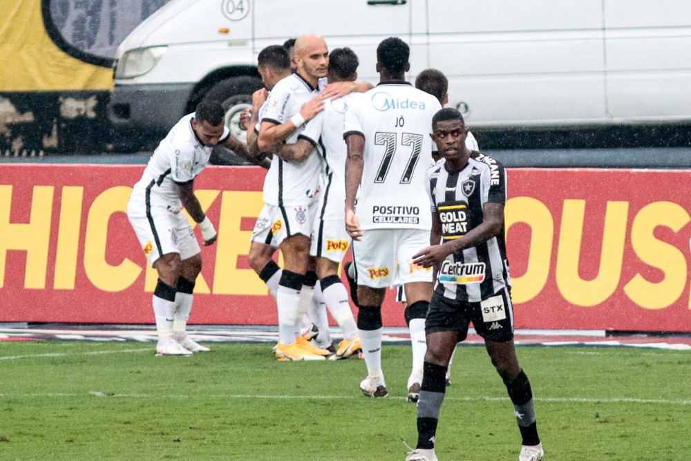 Corinthians vence Botafogo e cola na zona de classificação para Libertadores