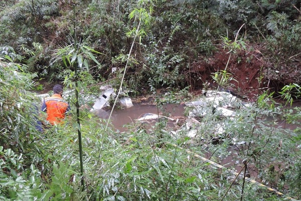 Um avião caiu dentro do Rio do Macaco, localizado entre os municípios de Roncador e Mato Rico, na região central do Paraná, nesta terça-feira (29).