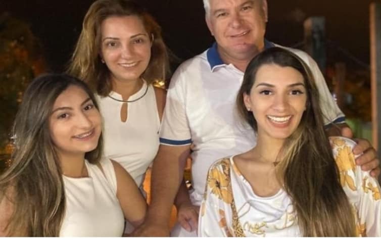 Valdecy Cruzeiro, sua esposa Luciana Brito Cruzeiro, e as filhas Beatriz Cruzeiro e Julia Cruzeiro.  (Reprodução/Facebook)