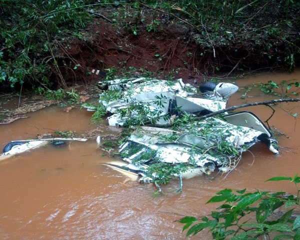 Avião cai dentro de rio e deixa quatro mortos na região central do Paraná: todos da mesma família