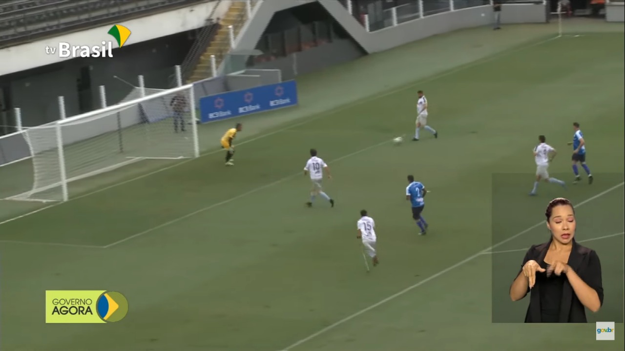 Bolsonaro faz gol em jogo beneficente na Vila Belmiro; assista o vídeo