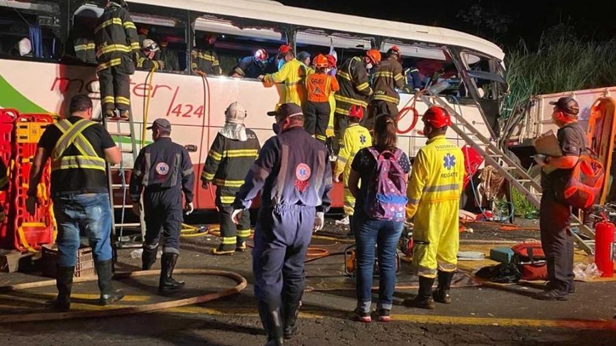 Acidente entre ônibus e caminhão deixa sete mortos e 17 feridos em SP