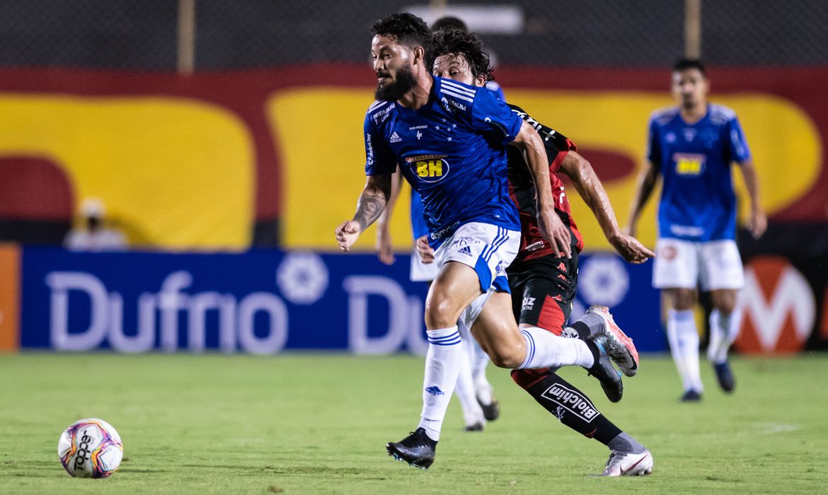 Cruzeiro vence Vitória em Salvador e respira na Série B
